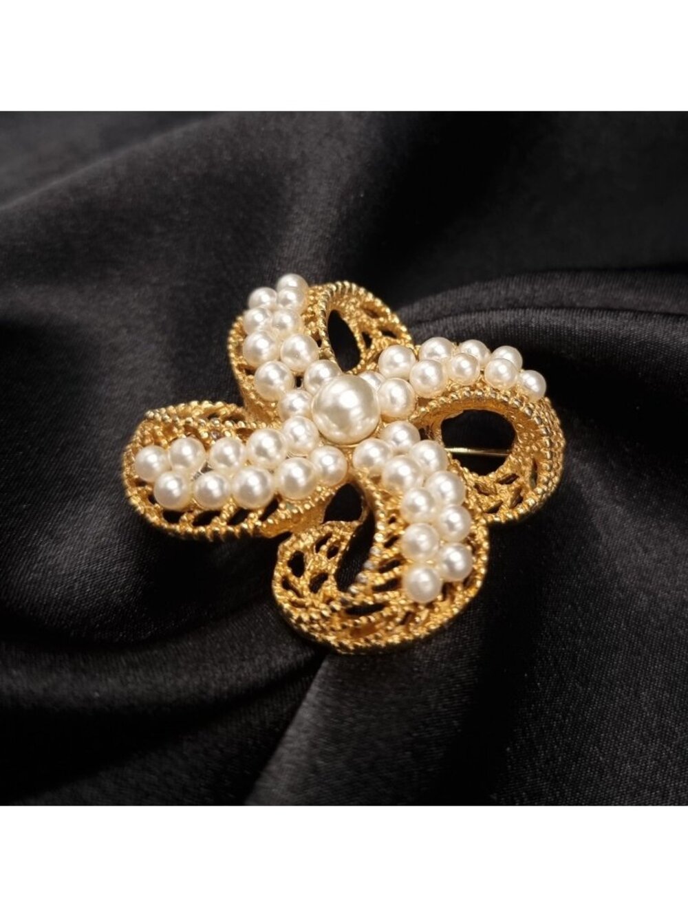 Vintage 1960's-1970's LISNER Signed Gold-Tone Filigree Brooch With Faux Pearl Ac